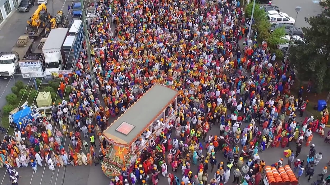 Vue aérienne du défilé du Vaisakhi en 2016 à Surrey Vue aérienne du défilé du Vaisakhi en 2016 à Surrey
