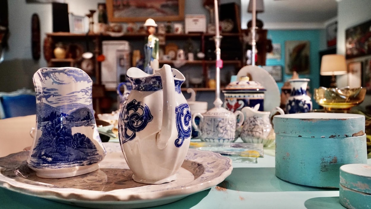 Des pots pour versés sur lait et de la vaisselles antiques.