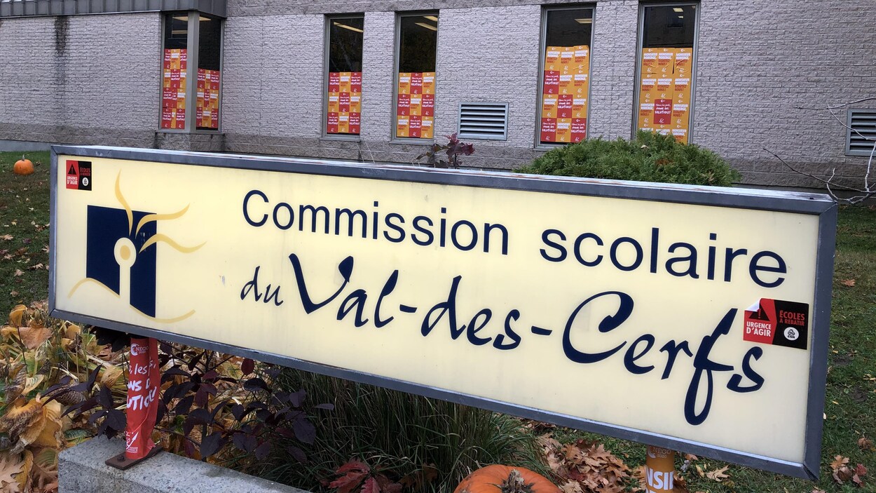 Vue extérieure du bâtiment du Centre de services scolaire du Val-des-Cerfs.
