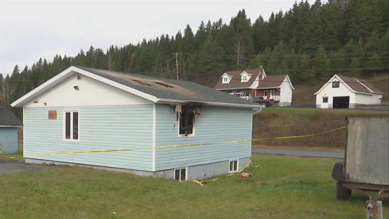 La petite maison en milieu rural porte les marques d'un incendie