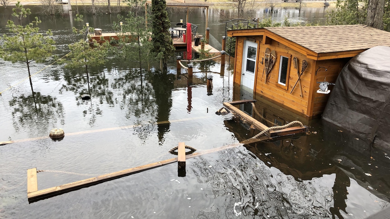 Un domicile est inondé en raison de la crue printanière à Val-des-Monts.