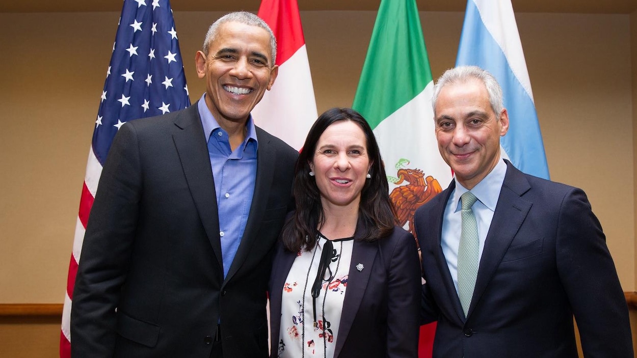 Valérie Plante pose aux côtés de l'ancien président américain, Barack Obama, et du maire de Chicago, Rahm Emanuel, à Chicago. Valérie Plante pose aux côtés de l'ancien président américain, Barack Obama, et du maire de Chicago, Rahm Emanuel, à Chicago.