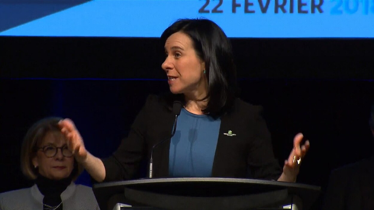 Valérie Plante devant un lutrin