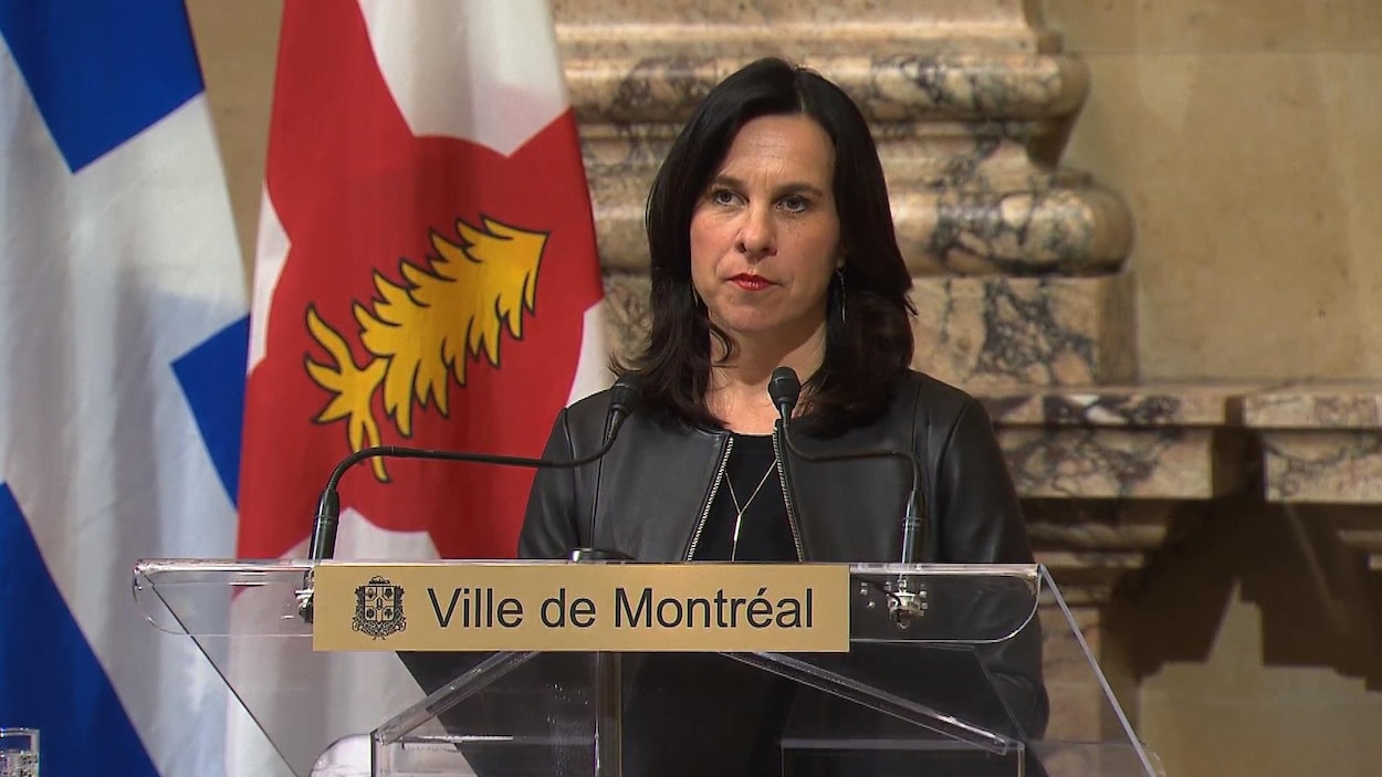 Valérie Plante répond aux questions des journalistes à l'hôtel de ville.