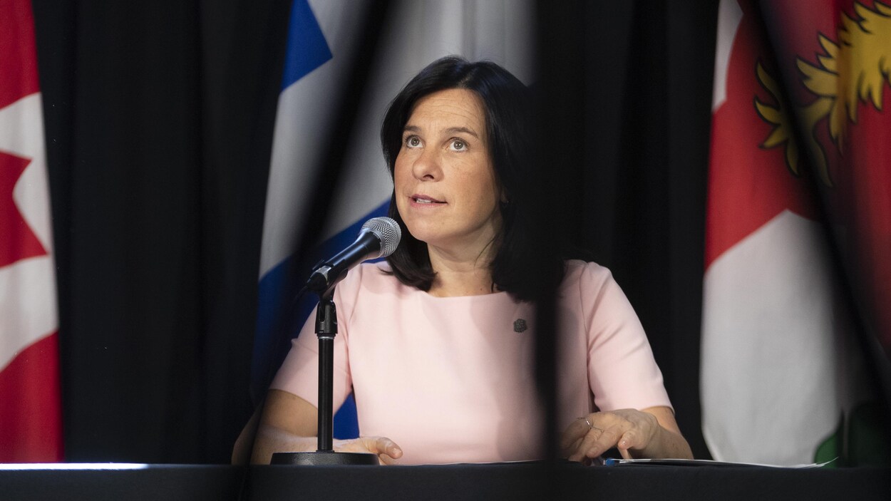 Valérie Plante assise durant une conférence de presse.