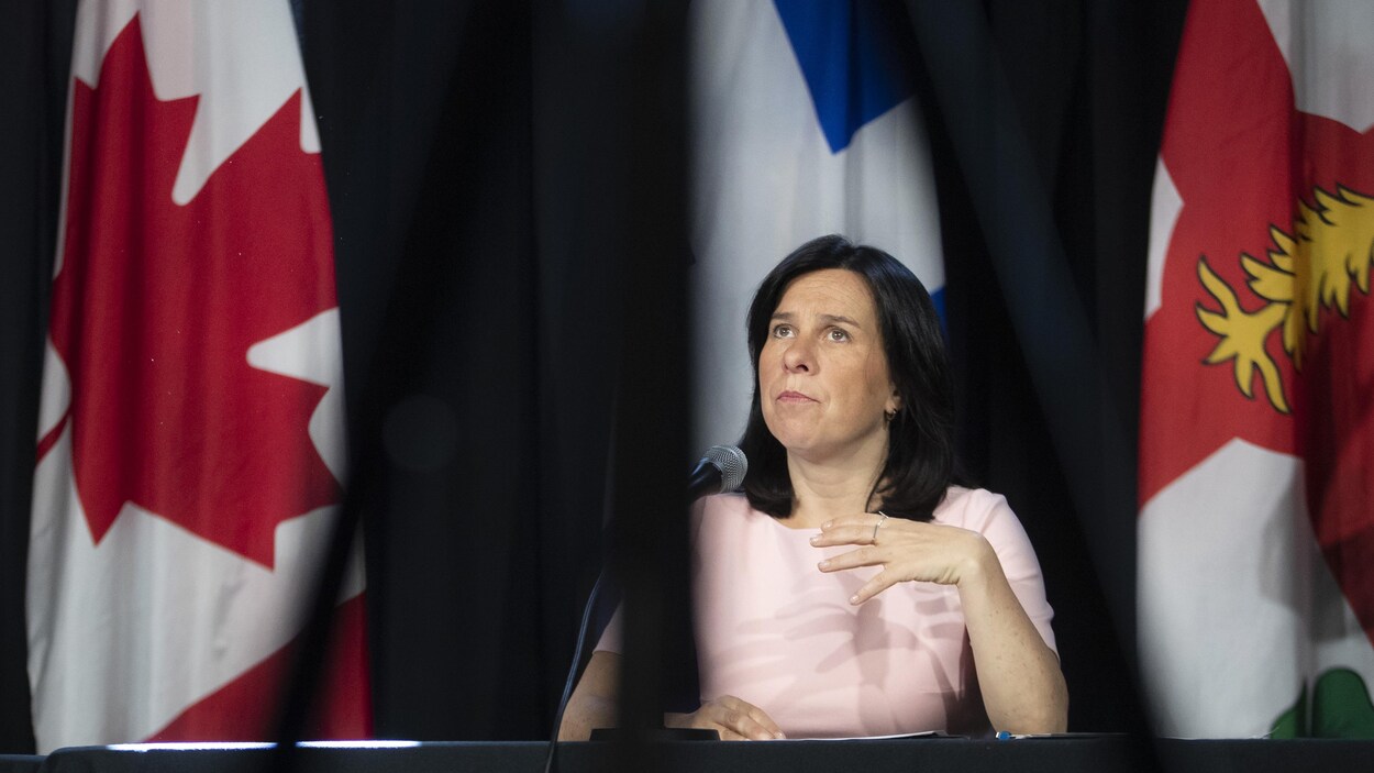 Valérie Plante a un air songeur assise à la table de presse.