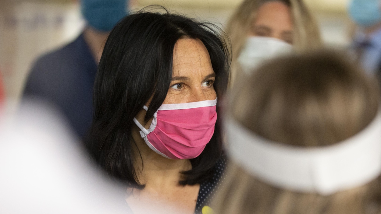 La mairesse, Valérie Plante, porte un masque.