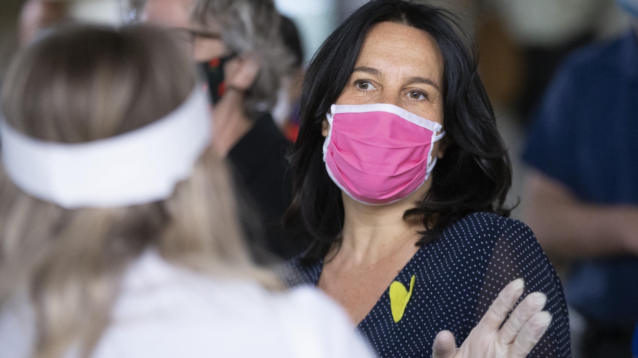La mairesse Valérie Plante porte un masque.