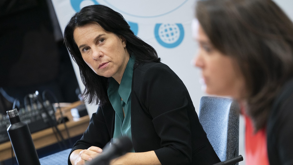 Valérie Plante et Mylène Drouin assises durant une conférence de presse.