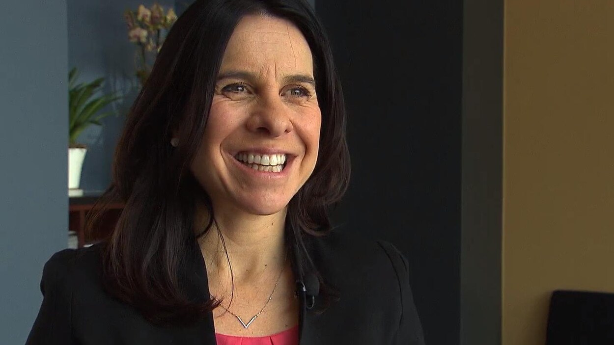 Elle apparaît tout sourire lors d'une entrevue.