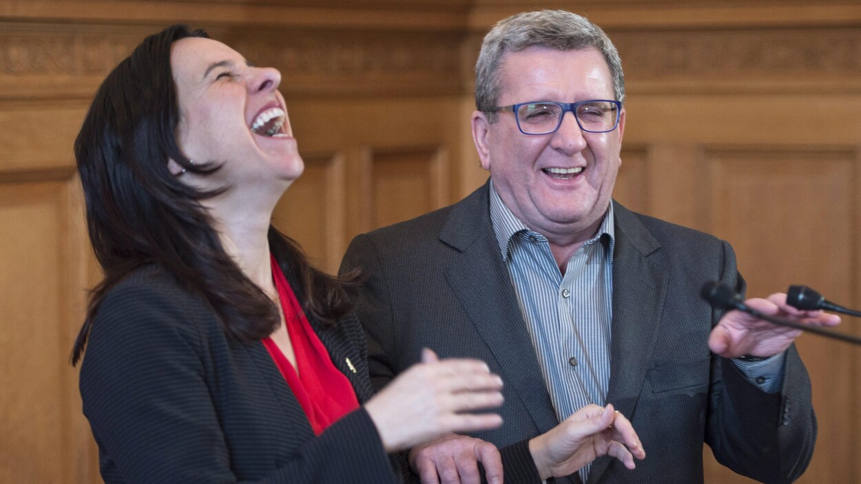 Gros plan des deux maires, qui rient de bon coeur.