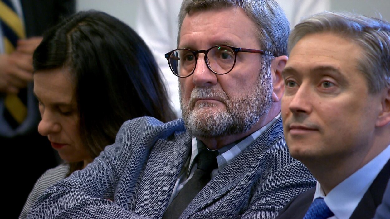 Valérie Laplante, Régis Labeaume et François-Philippe Champagne assistent à une conférence de presse.