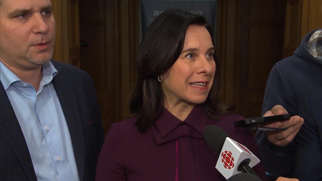 Valérie Plante s'adresse aux journalistes.