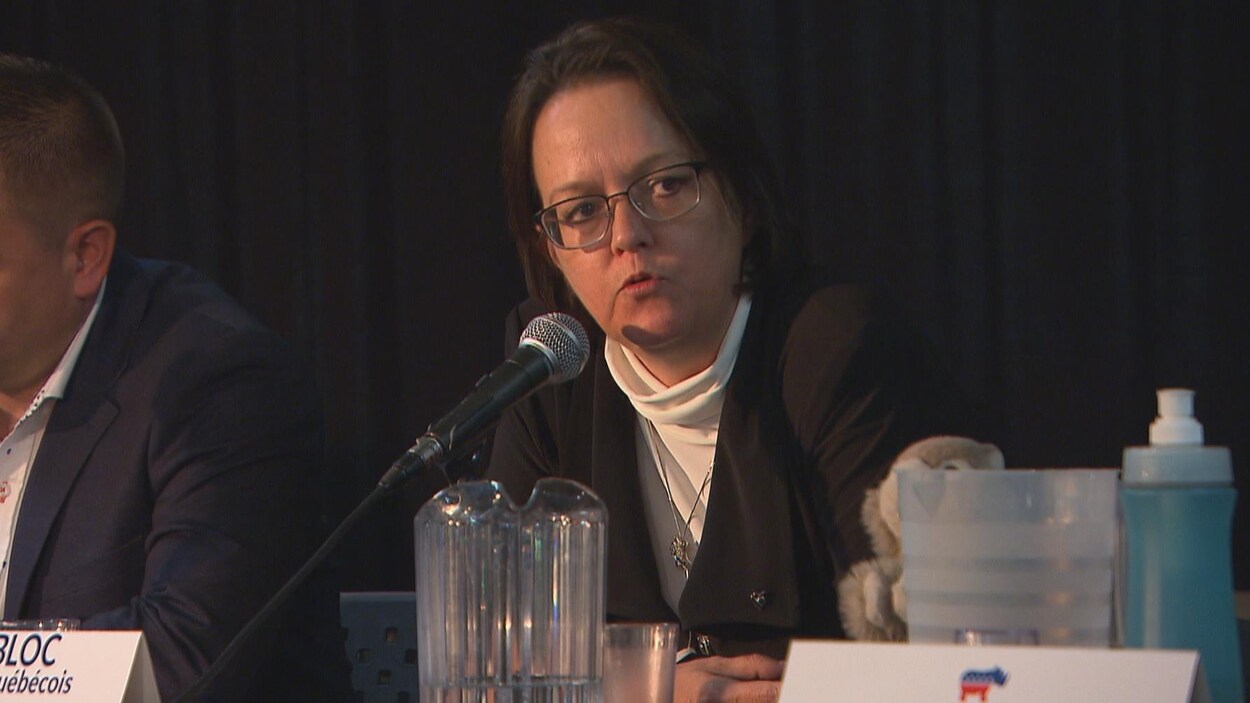 Valérie Tremblay parle au micro.