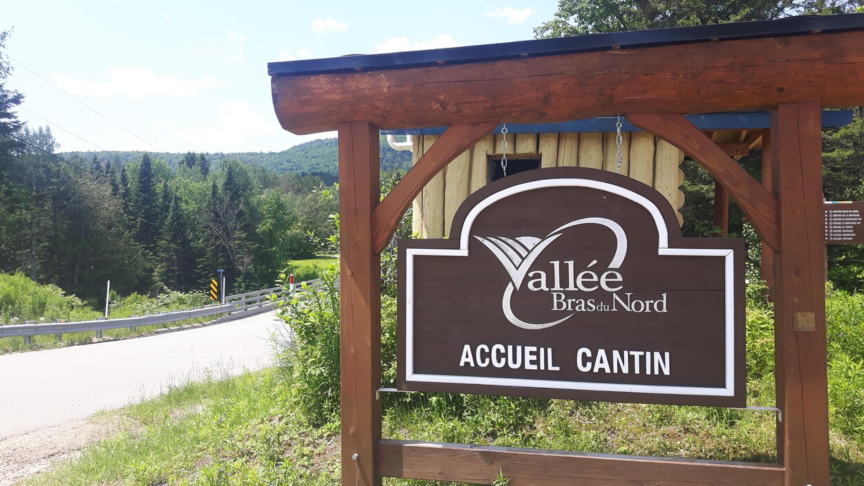 Une affiche à l'entrée de la Vallée Bras-du-Nord, dans Portneuf.