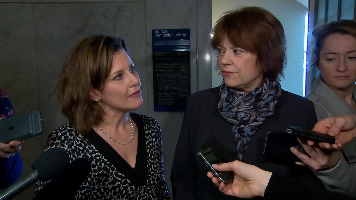 Les ministres Stéphanie Vallée et Hélène David soutiennent une aspirante policière qui porte le voile lors d'un point de presse à Québec.