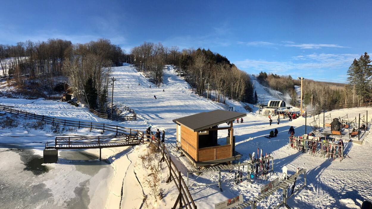Les skieurs et planchistes ont pu profiter dimanche d'une première journée de glisse à la station de ski Vallée du parc.