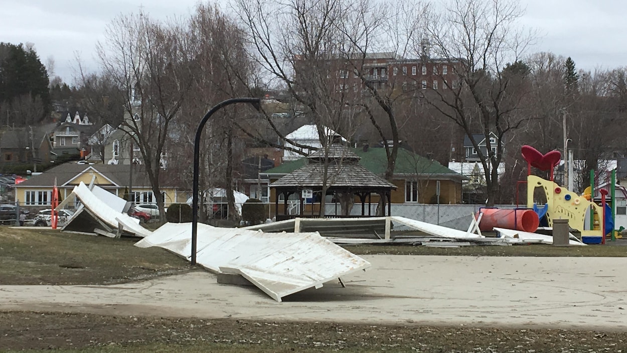 L'eau a notamment déplacé les bandes de la patinoire de Vallée-Jonction.