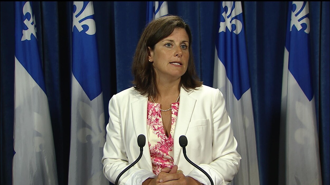 La ministre de la Justice Stéphanie Vallée lors d'un point de presse à propos du projet de loi 62 (archives).