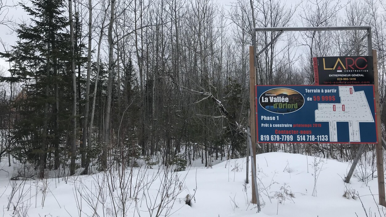 Affiche extérieur avec annonce de vente de terrain du domaine la vallée d'Orford.