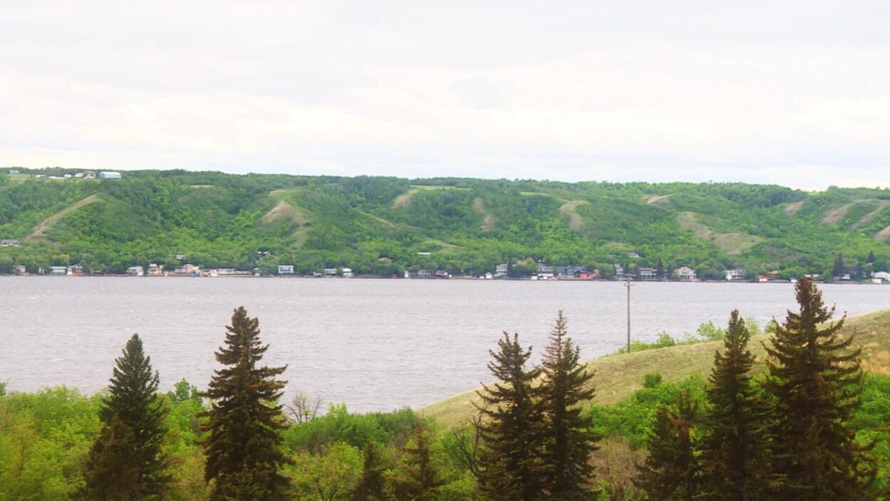 Des collines avec une rivière au centre.