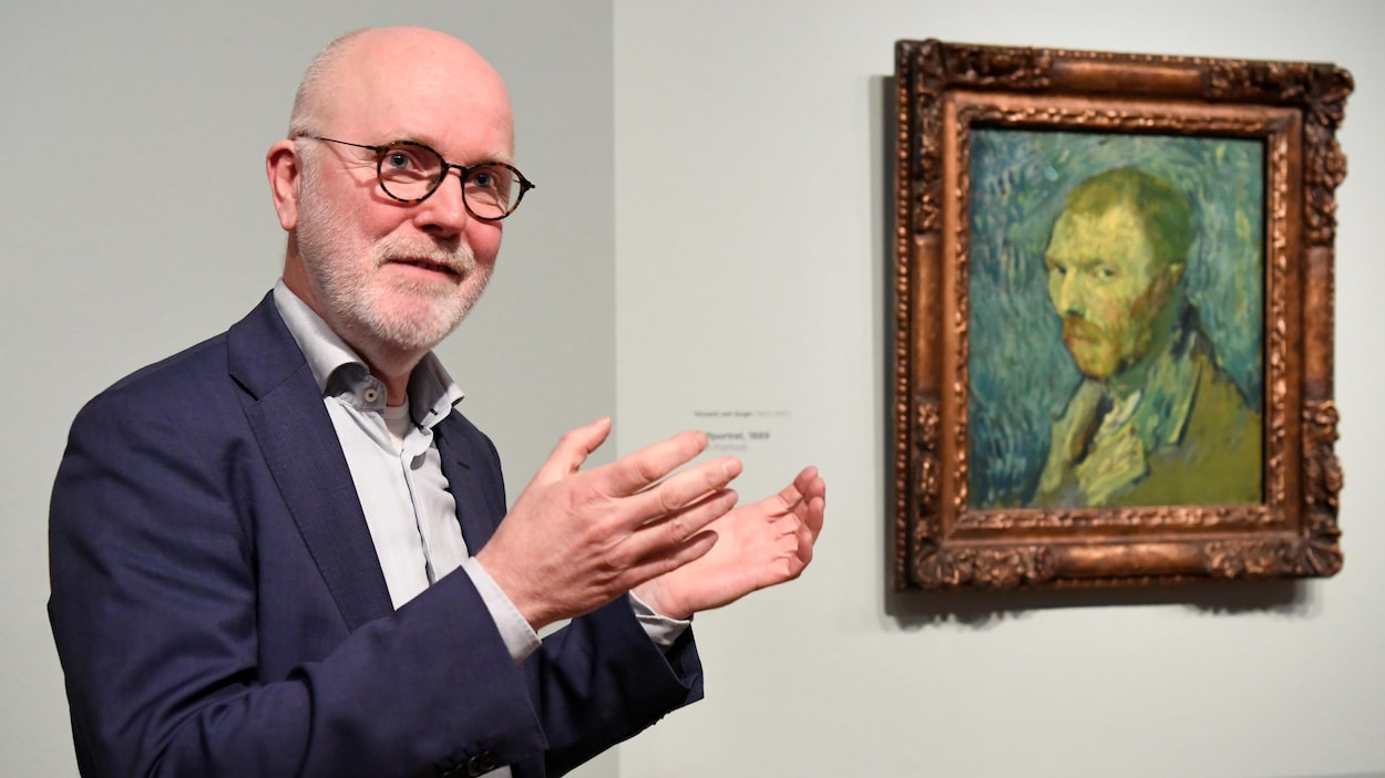 Louis van Tilborgh pose à la gauche du tableau
