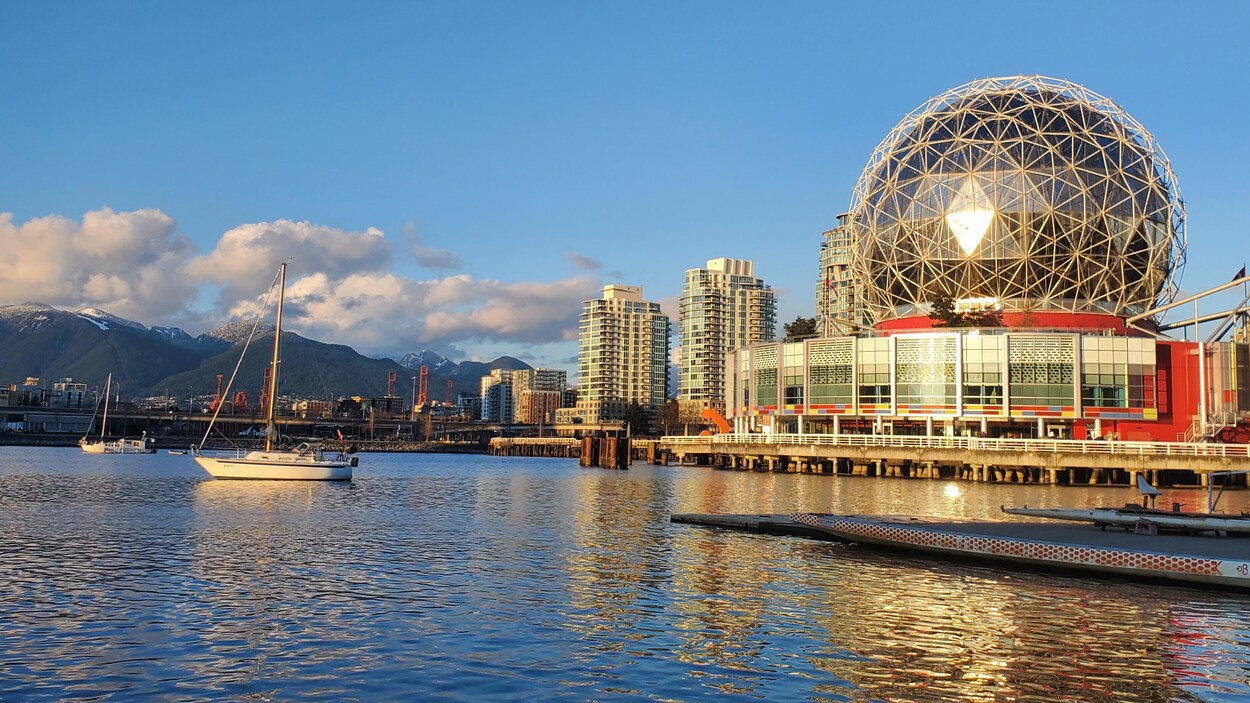False Creek à Vancouver avec Science World et les montagnes.