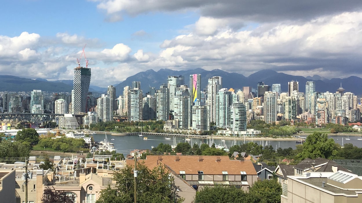 Paysage urbain de Vancouver où des immeubles se dressent sur la ligne d'horizon.