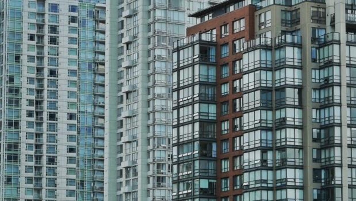 Plan rapproché d'immeubles à logement.
