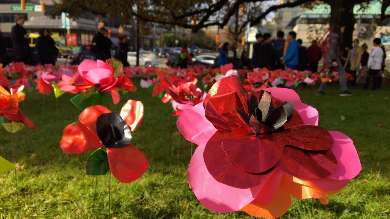 Gros plan d'une fleur en plastique dans le jardin de la mairie de Vancouver.