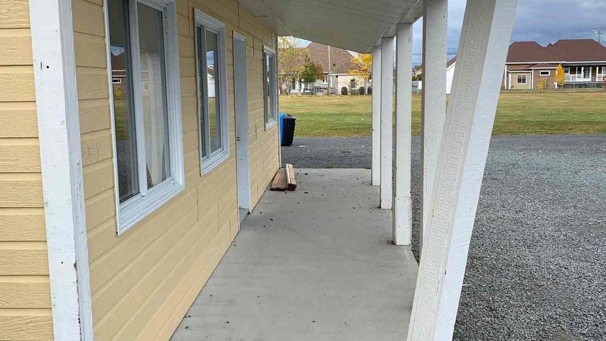 L'une des colonnes supportant le toit d'une bâtisse penche dangereusement vers le côté.