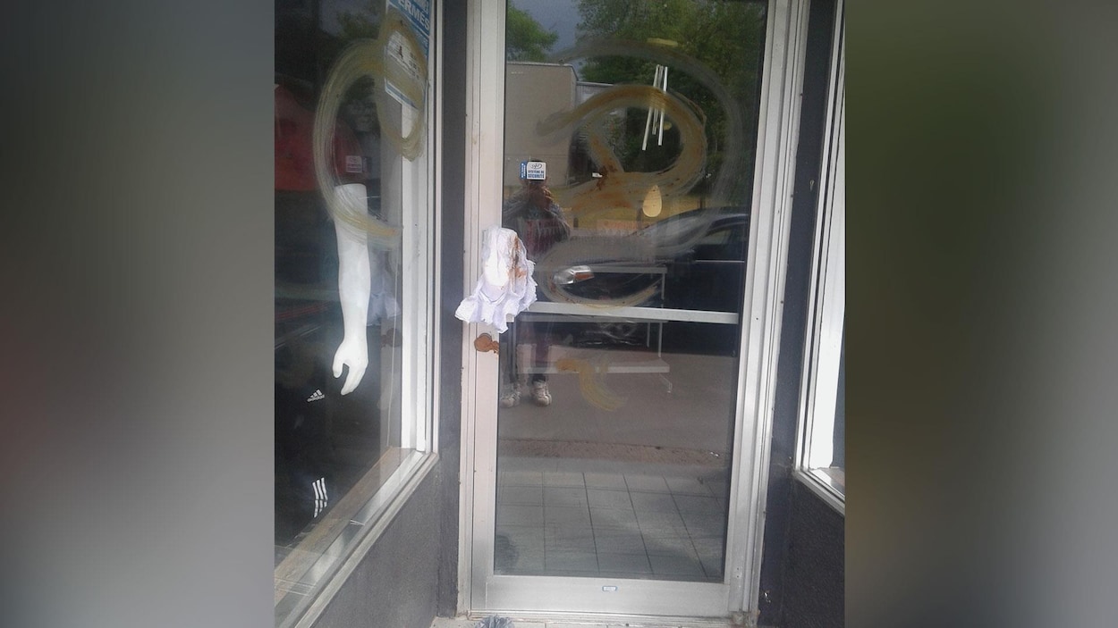 Des actes de vandalisme ont été commis sur un commerce de Québec dans la nuit de dimanche à lundi.