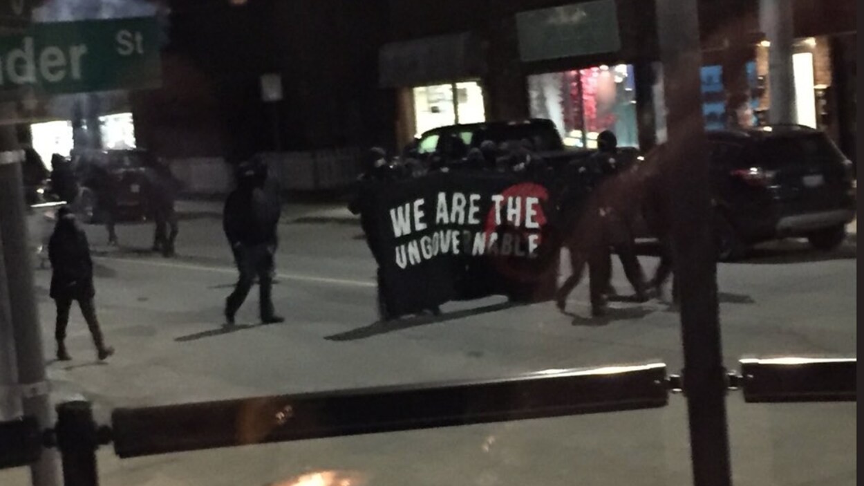 Le groupe d'une trentaine d'individus a vandalisé des magasins et des véhicules à Hamilton. Le groupe d'une trentaine d'individus a vandalisé des magasins et des véhicules à Hamilton.