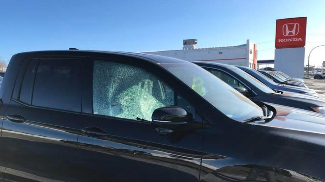 Une fenêtre de voiture cassée.