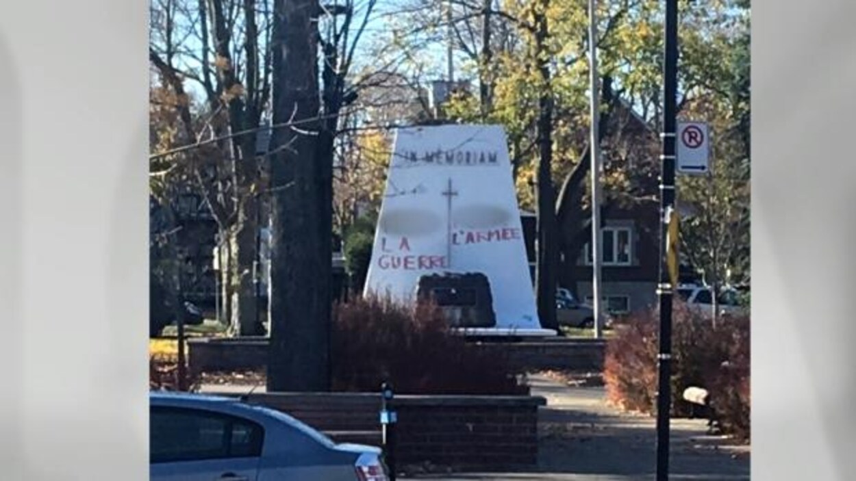 Le graffiti a été découvert samedi matin sur un monument situé dans l'arrondissement Saint-Laurent, à Montréal.