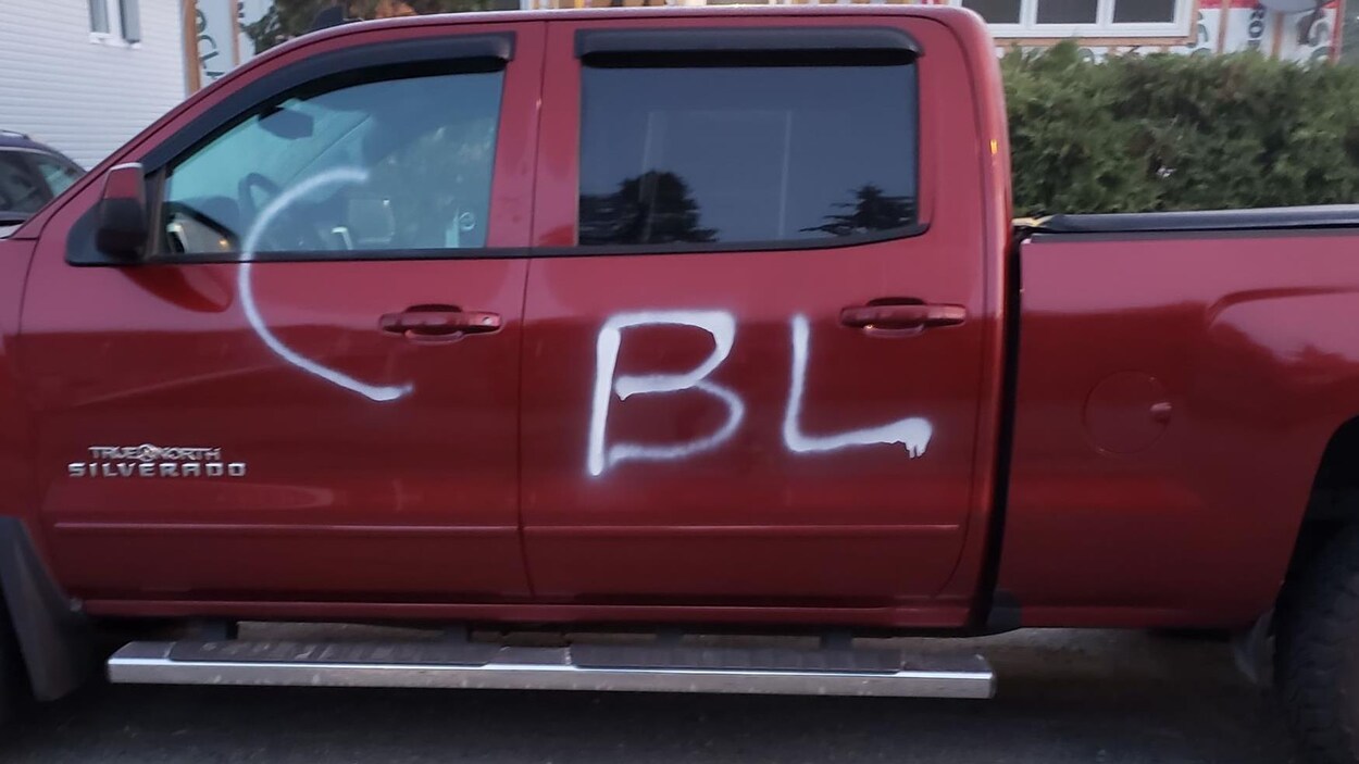 Une camionnette a été vandalisée avec de la peinture blanche. On peut y lire les lettres C, B et L sur les portières du côté gauche ainsi que sur la fenêtre avant du conducteur.