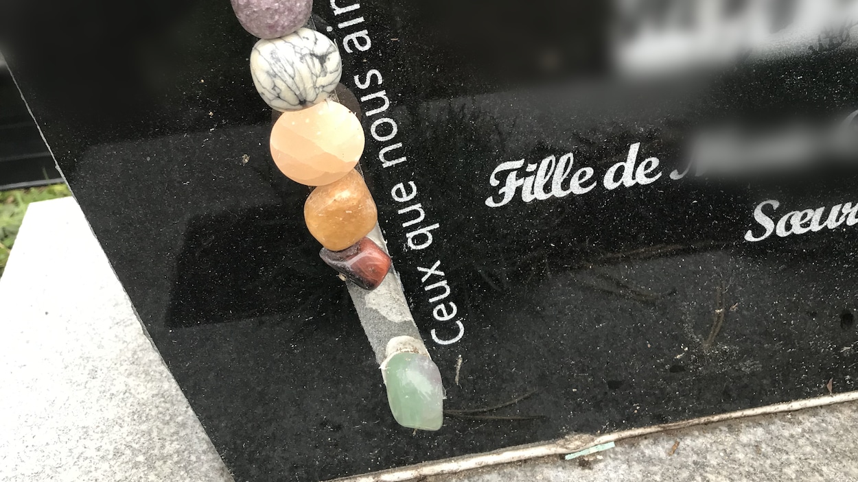 Pierre arrachées sur la pierre tombale de la fillette.