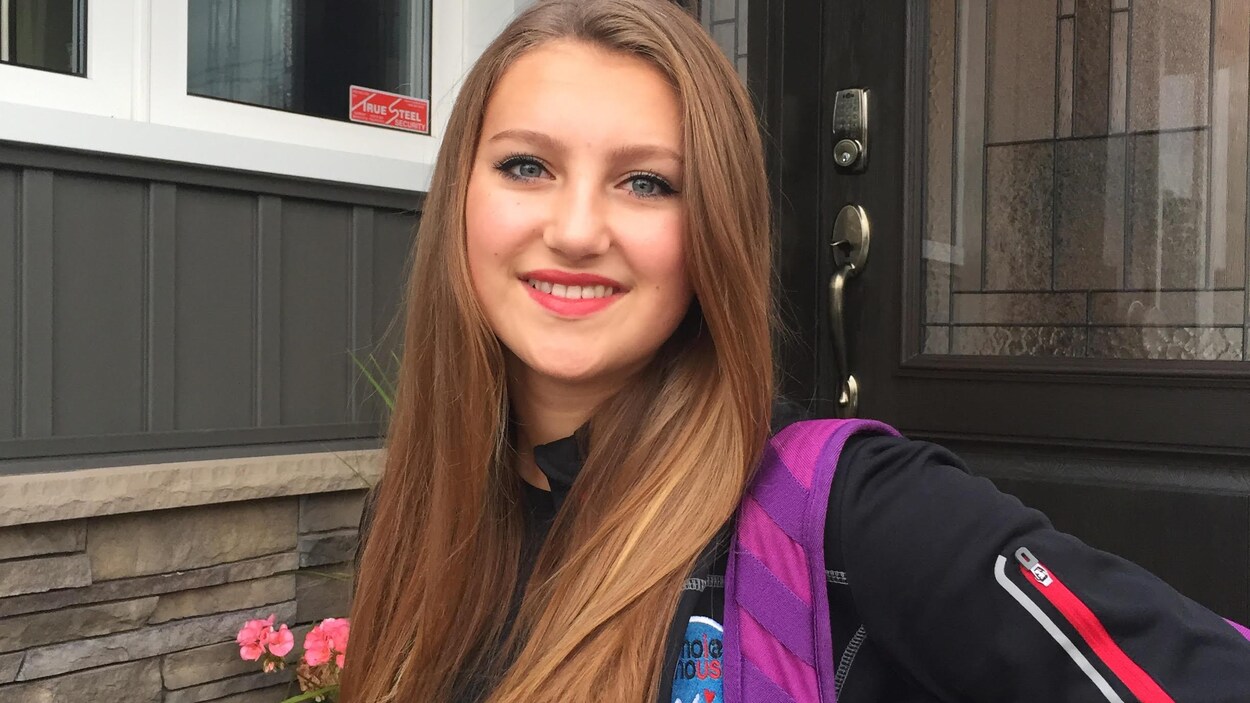 Une jeune fille portant un sac à dos.