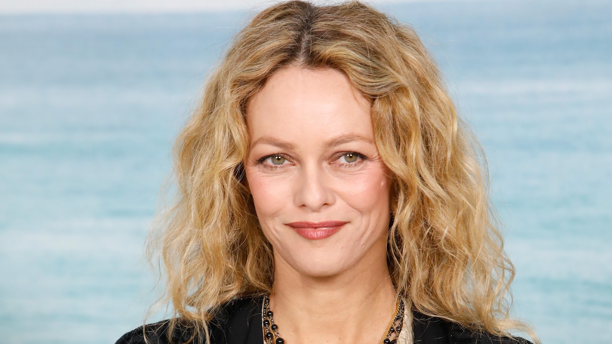 La chanteuse et actrice Vanessa Paradis pose pour les photographes, esquissant un sourire. La chanteuse et actrice Vanessa Paradis pose pour les photographes, esquissant un sourire.