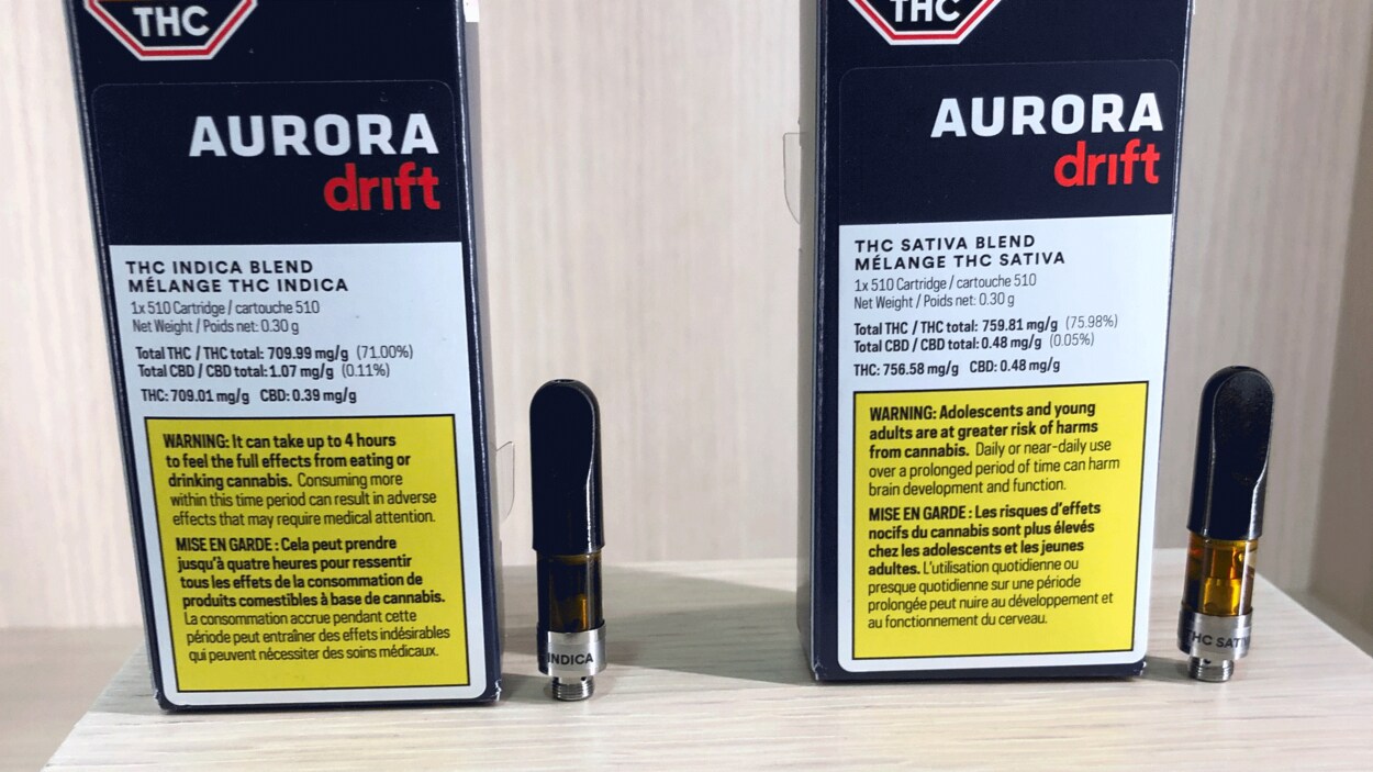 Deux produits de vapotage sur une tablette.