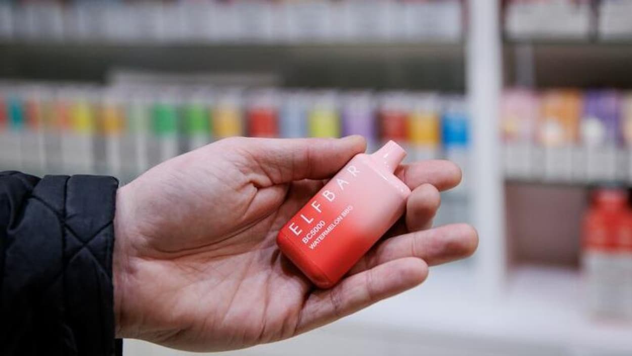 Une députée conservatrice veut s’attaquer à la vente de vapoteuses aromatisées