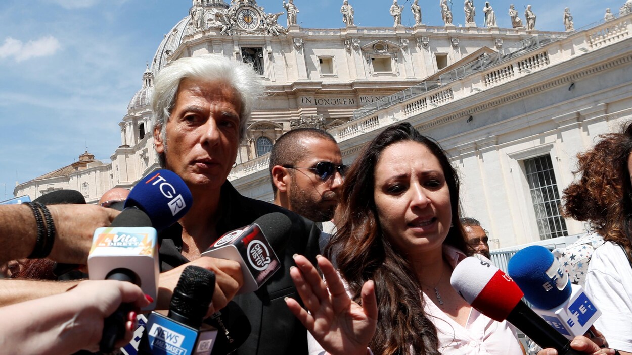 Le frère d'Emanuela Orlandi devant une série de micros tendus, non loin du Vatican.