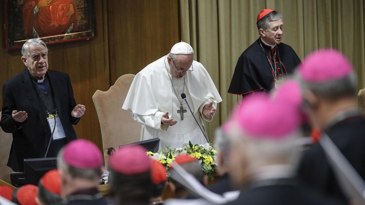 Le pape préside une prière avec des évêques au Vatican.