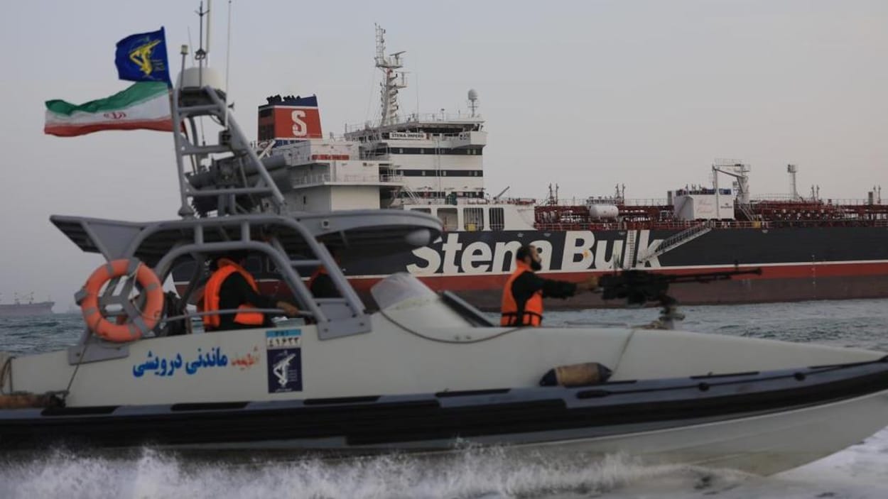 Un vedette des Gardiens de la révolution islamique avec en arrière-plan le pétrolier britannique Stena Bulk.