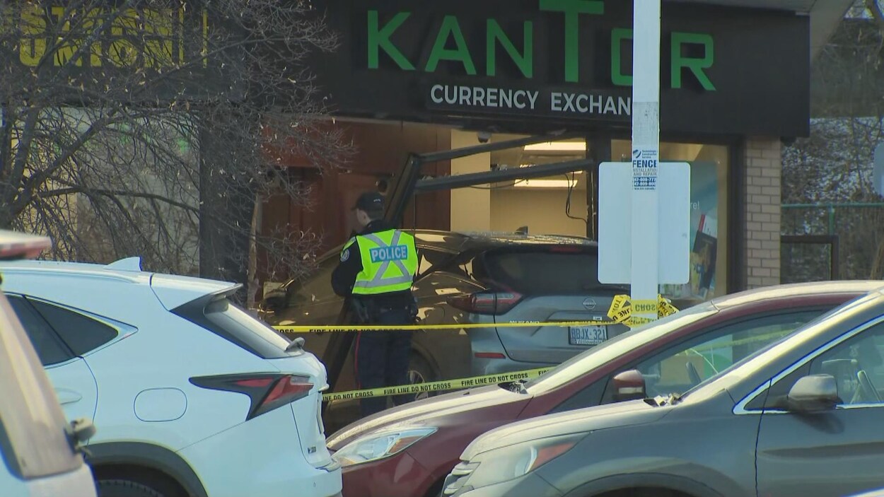 Un homme tué lorsqu’un véhicule emboutit la façade d’un commerce