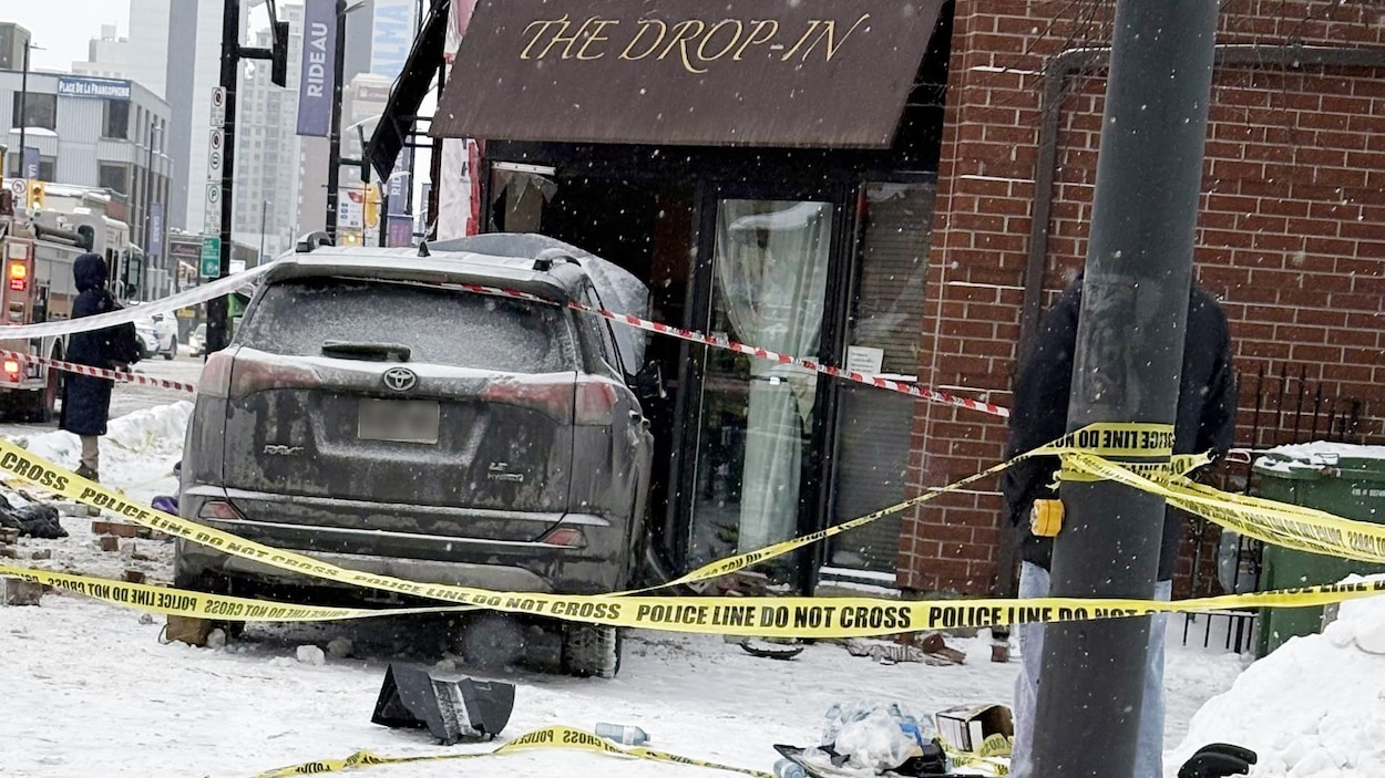 Un véhicule percute un immeuble à Ottawa : un mort et quatre blessés