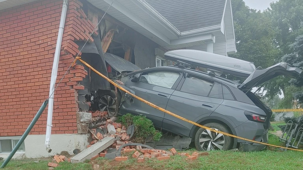 Un véhicule finit sa course dans une maison à Shawinigan