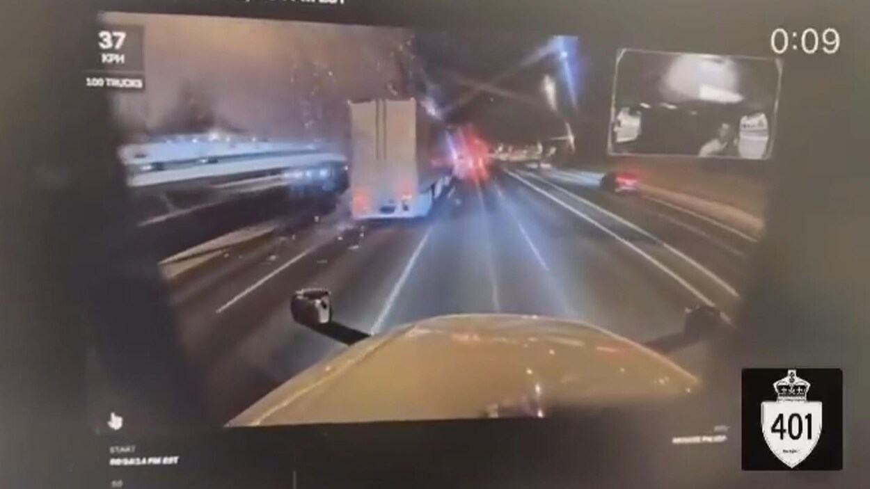 Une voiture atterrit sur l’autoroute 401