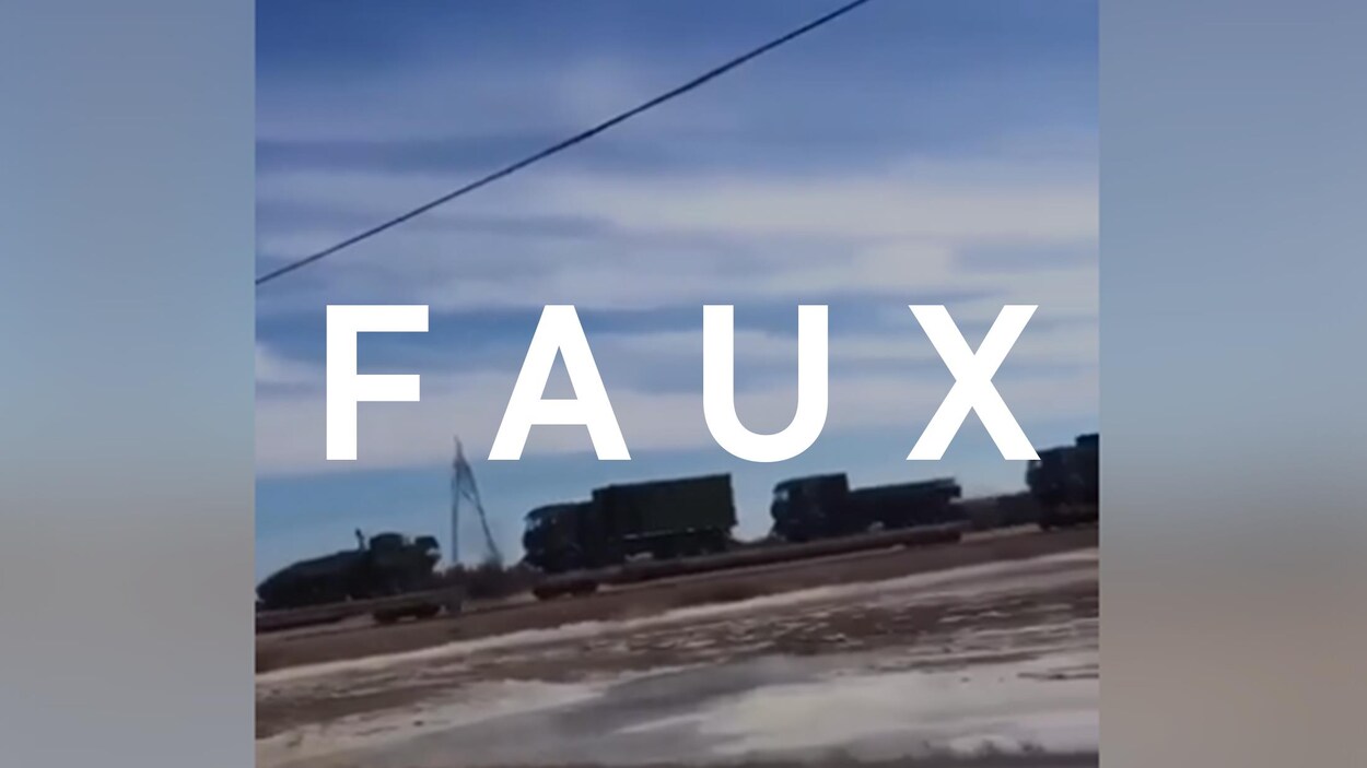 Il s'agit de véhicules militaires sur un train.