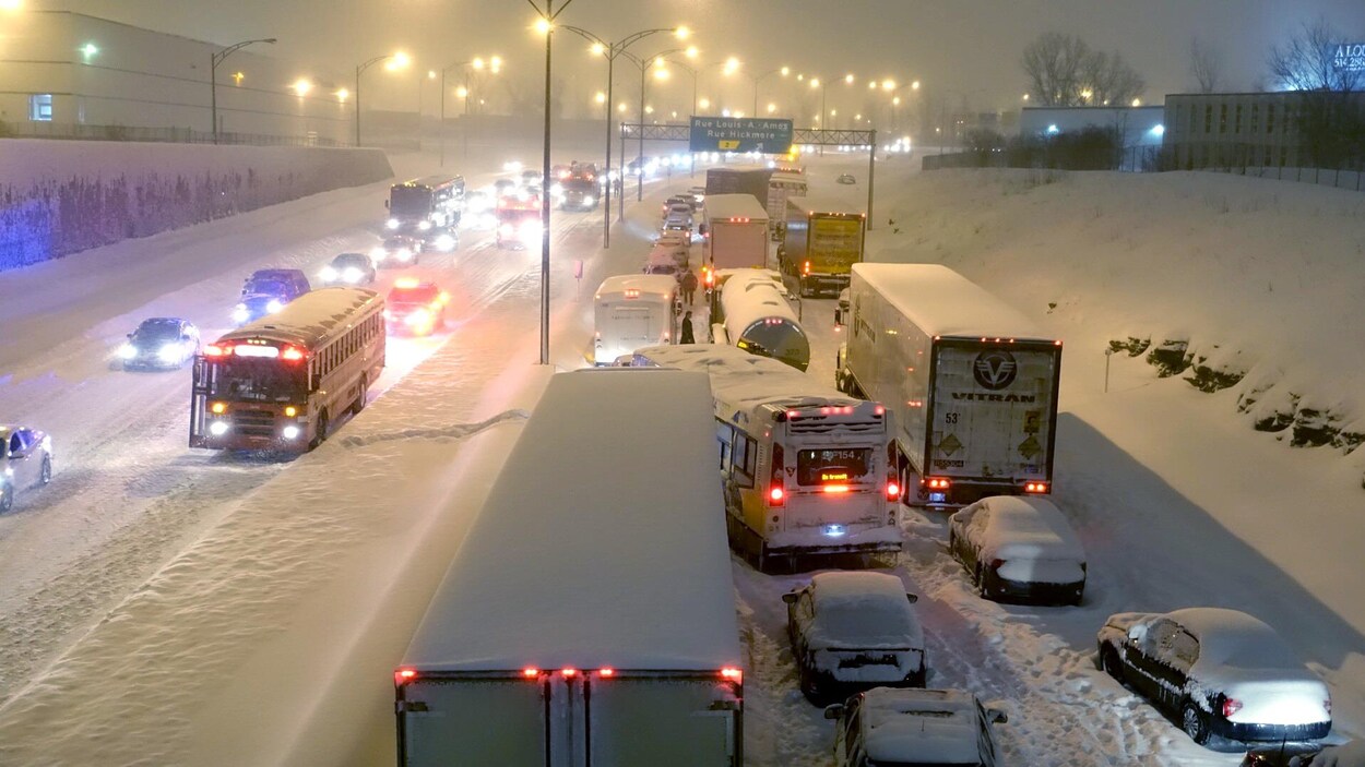 Des véhicules restés pris sur l'autoroute 13 sud, dans l'ouest de Montréal, après une intense tempête hivernale. Des véhicules restés pris sur l'autoroute 13 sud, dans l'ouest de Montréal, après une intense tempête hivernale.